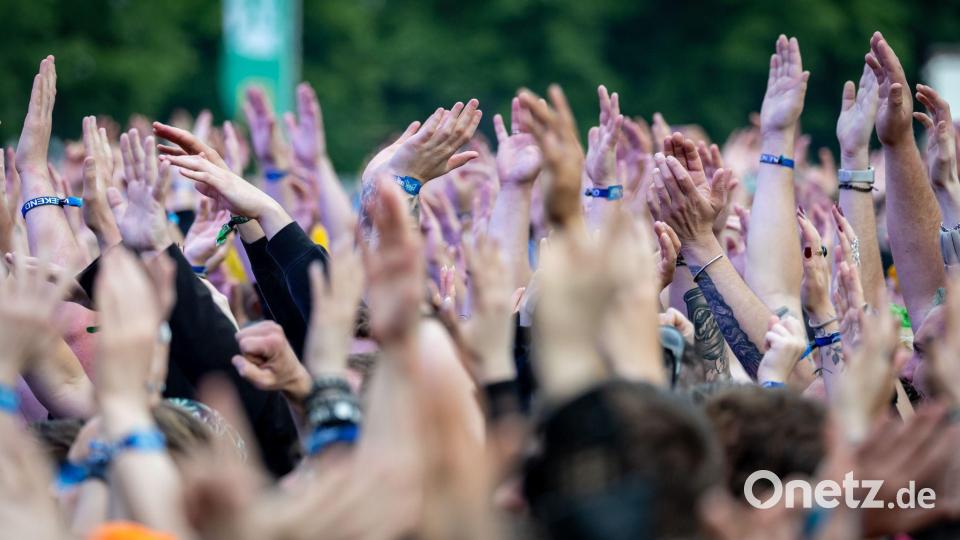Trotz des Wetters ließen sich die Besucherinnen und Besucher die Laue nicht verderben. Bild: Daniel Karmann/dpa