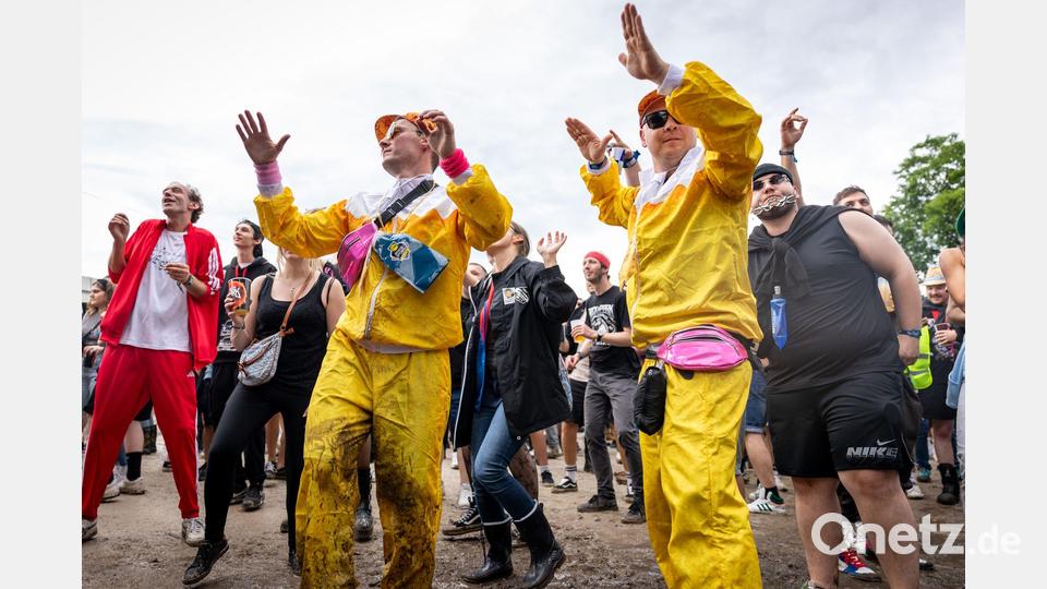 Nach dem vielen Regen tanzten viele Fans im Matsch. Bild: Daniel Karmann/dpa