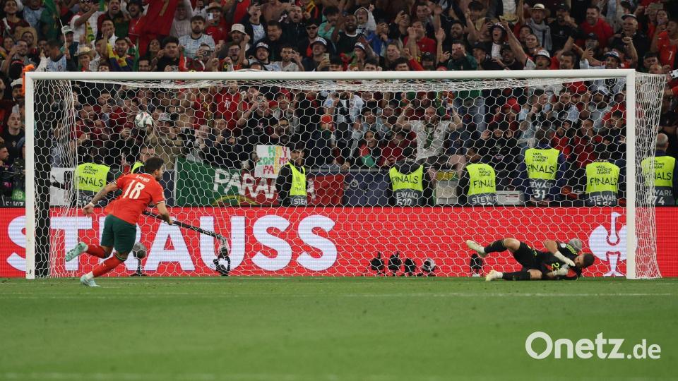 Der entscheidende Elfmeter: Ruben Neves vewandelt. Bild: Christian Charisius/dpa