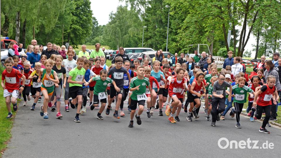 9. Weiherlauf des SV Plößberg: Start der U10 und U12 über 1500 Meter. Bild: Gebert