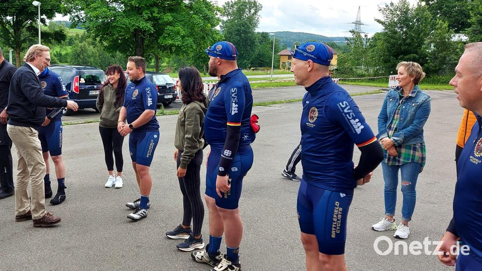 Mit einem „Elixier, das aus der Apotheke kommt“ überrascht Landtagsabgeordneter Alexander Flierl die Radsportler. Bild: lg