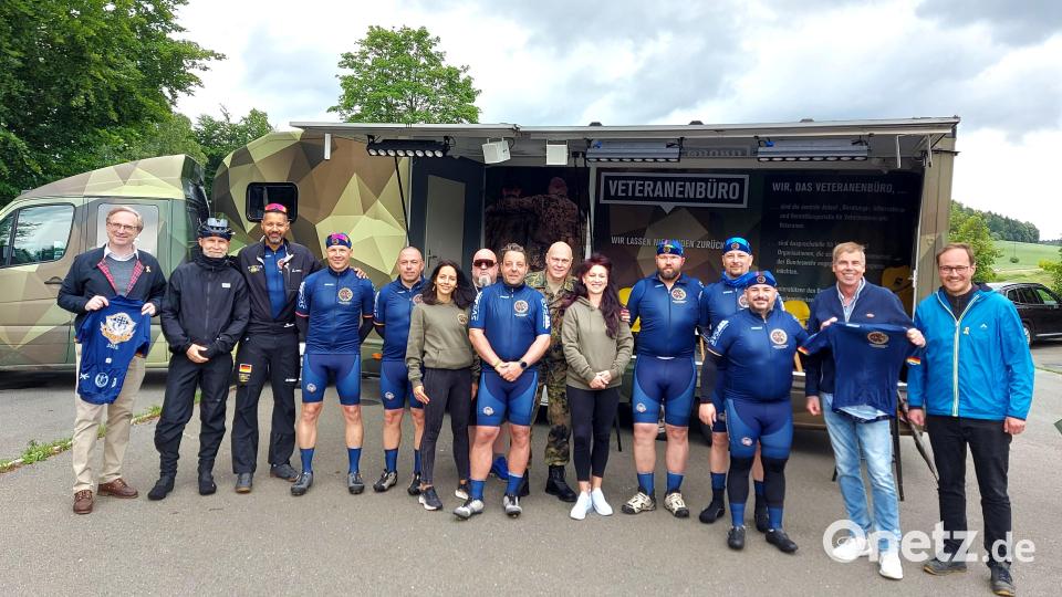 Am Truck des Veteranenbüros der Bundeswehr sind die „Battlefield Cyclists“ bei ihrem Eintreffen aus Regen vom Leiter des Berliner Büros, Oberstleutnant Michael Krause (Bildmitte), sowie den Oberviechtacher Gastgebern empfangen worden. Bild: lg