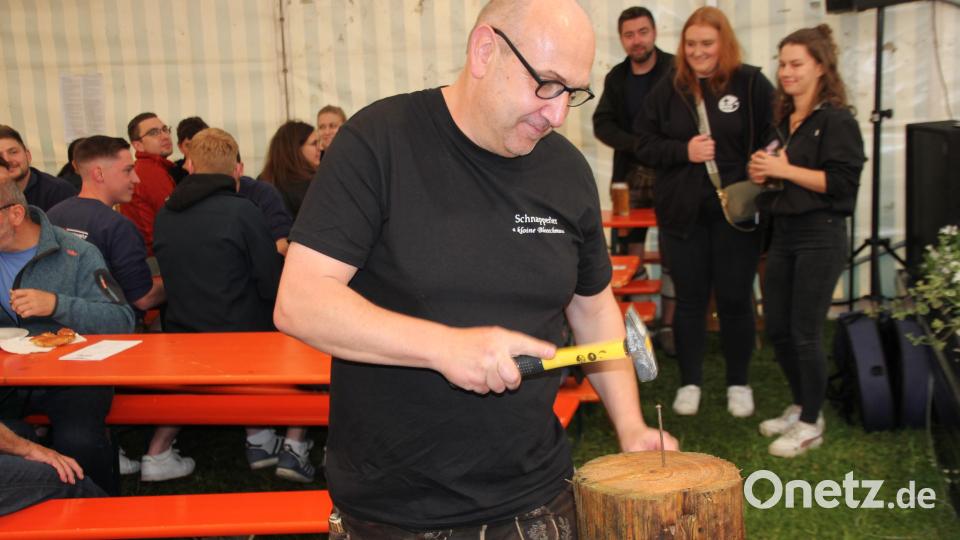 Alexander Franz (Blaskapelle Thanhausen) in Action beim Nageleinschlagen. Bild: kro