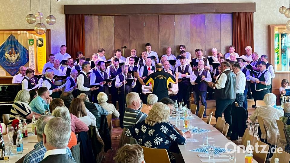 Beim Gruppensingen in Haunritz zeigt die Sängergruppe Jura ihr Können. Bild: Jana Müller