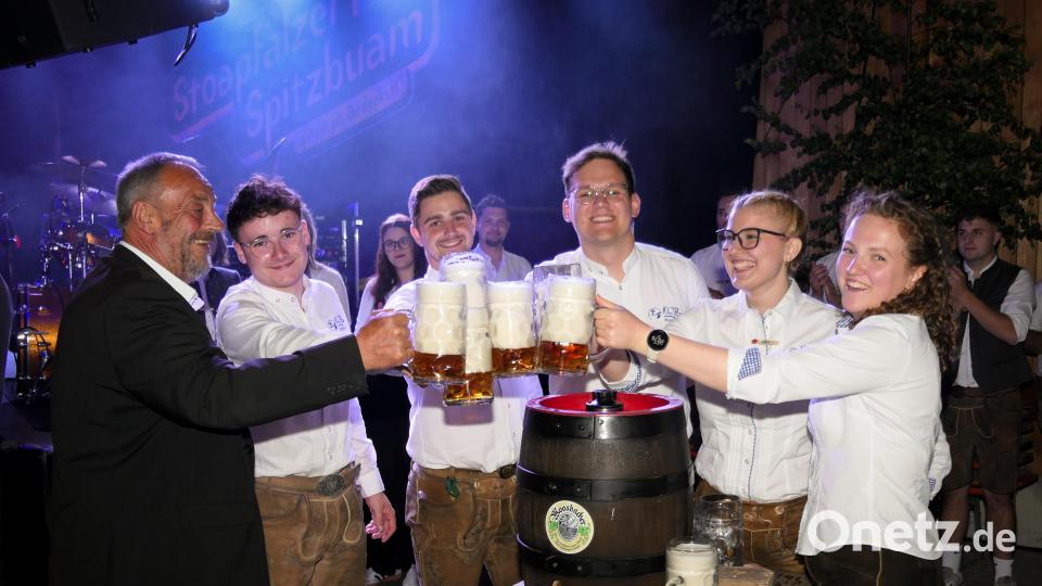 Bürgermeister Josef Beimler zapfte das erste Fass Bier an und trank mit Vertretern der Landjugend Prost. Bild: Simon Griesbach