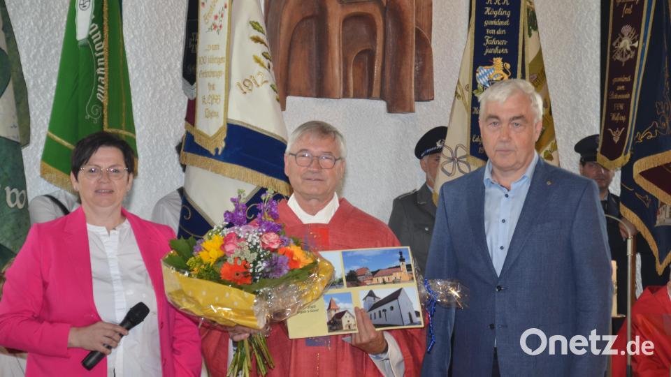 Pfarrgemeinderatssprecherin Sandra Schieder und Kirchenpfleger Günter Schießl dankten Pfarrer Georg Praun (Mitte) für sein Wirken in der Pfarrei mit kleinen Geschenken. Bild: nib
