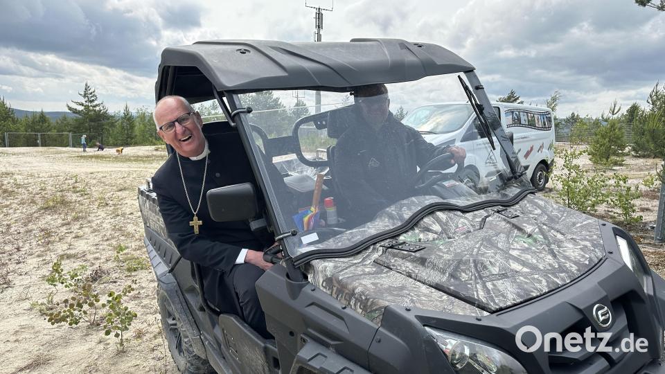 Regionalbischof Klaus Stiegler machte es sichtlich Spaß, mit dem Quad von Betriebsleiter Holger Schwandner auf den Gipfel des Monte Kaolino gefahren zu werden. Bild: hdk
