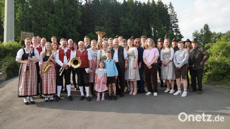 Rudolf Teplitzky und Gattin Anna (Mitte) freuten sich mit der gesamten Familie über die musikalischen Gebrutstagsgrüße der Jagdhornbläser und der Stadtkapelle Bild: wel