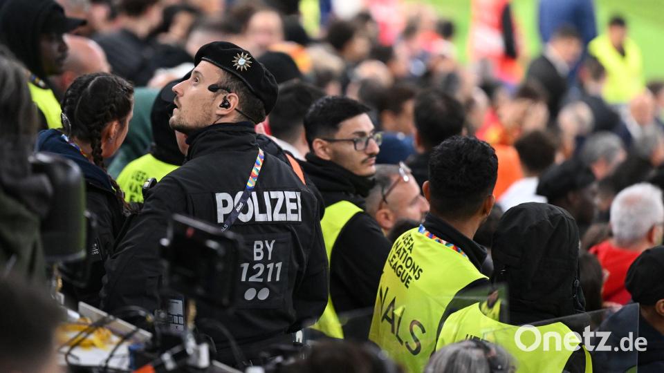 Der Vorfall in der Verlängerung sorgte für ein Großaufgebot an Sicherheitskräften und medizinischem Personal auf der Tribüne. Bild: Sven Hoppe/dpa