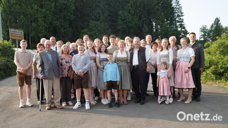Rudolf Teplitzky (Mitte mit Gattin Anna) feierte zusammen mit der großen Familie und vielen Vereinsvertretern seinen 75. Geburtstag Bild: wel