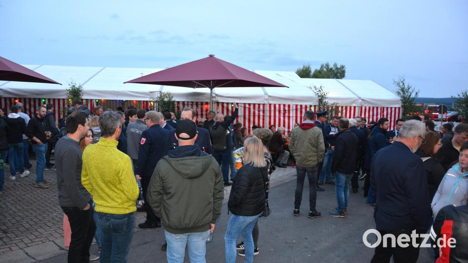 Bei trockenem Wetter feierten viele der Besucher auch vor dem Festzelt in Wetzldorf. Bild: jr