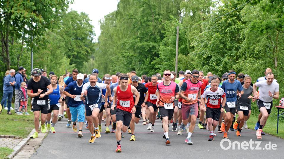 9. Weiherlauf des SV Plößberg: Start zum Hauptlauf der Männer bis M55 über 8200 Meter. Bild: Gebert