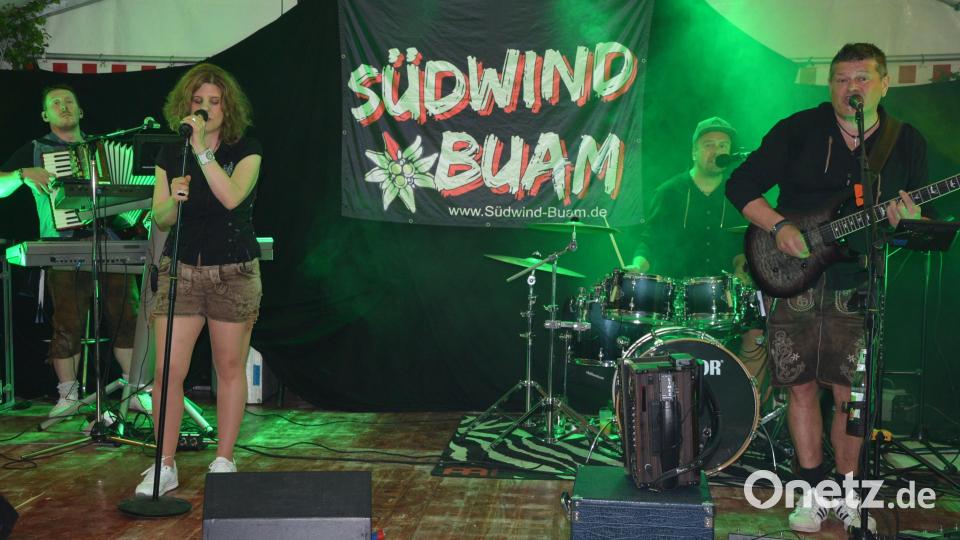 Die „Südwind-Buam“ mit Sängerin Uli und Bandleader Sepp Gleißner (rechts) spielten am Samstagabend im Festzelt in Wetzldorf auf und brachten die Besucher in Ekstase. Bild: jr