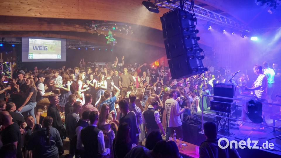 Am Samstag spielten die &quot;Stoasberger Lumpen&quot; in der Beidl-Halle. Bild: Simon Griesbach