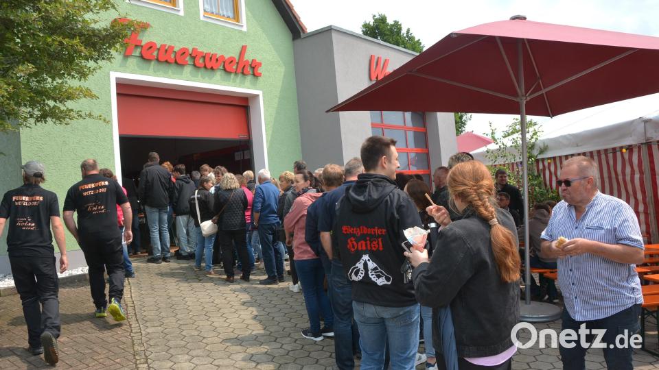 Lange Warteschlangen bildeten sich vor der Essensausgabe. Bild: jr