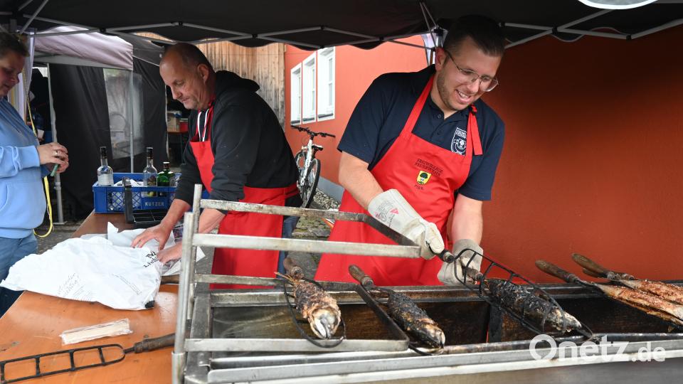 Am Grill der Pirker Feuerwehr schwitzen dieses Jahr nur die Fische. Bild: kki