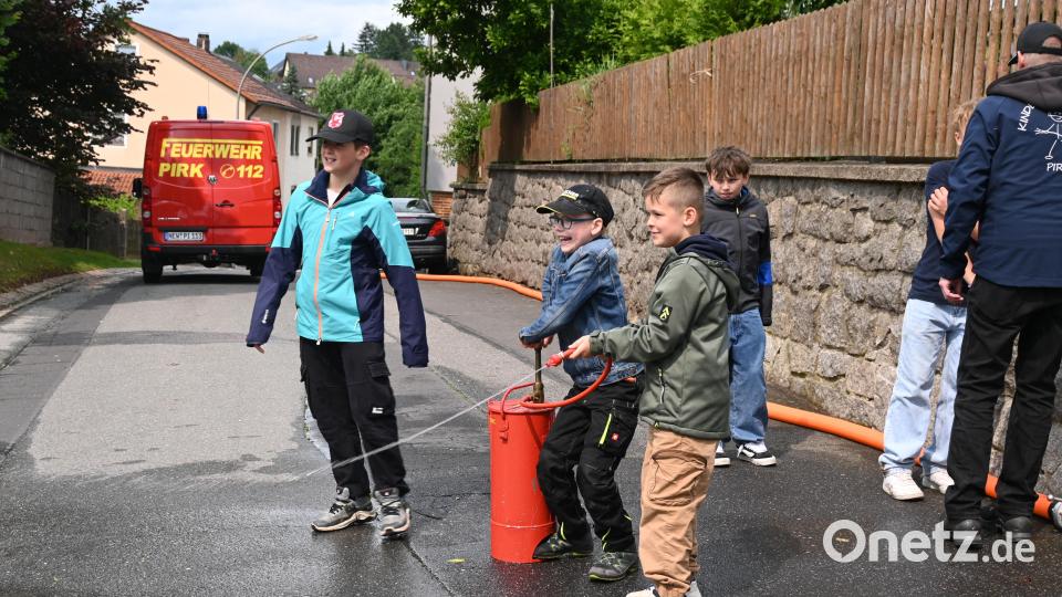 Nass genug konnte es am Tag der Feuerwehr nicht sein – mit der Handspritze zielten die Kinder unermüdlich auf das &quot;brennende Haus&quot;. Bild: kki