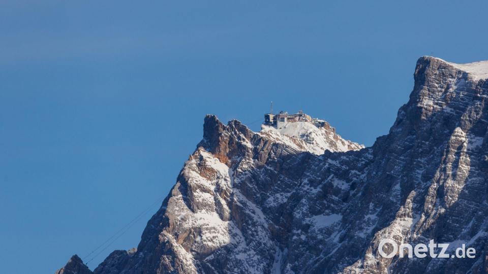 Blick aus Österreich auf die Zugspitze. Zwei deutsche Bergsteiger mussten hier von Helfern gerettet werden. Symbolbild: Daniel Karmann/dpa