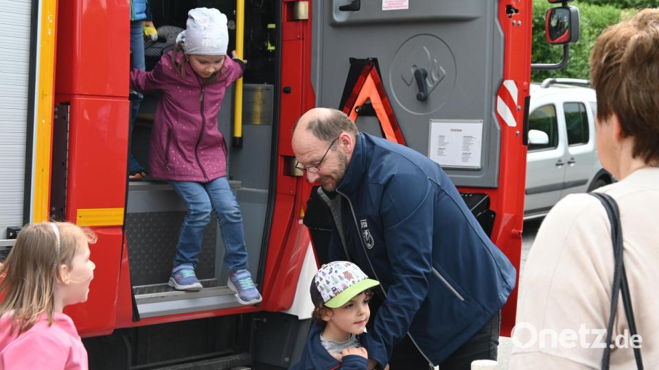 Tag der Feuerwehr in Pirk. Runde um Runde chauffierte Stefan Hierold mit dem Feuerwehrauto nicht nur die ganz kleinen Kinder. Bild: kki