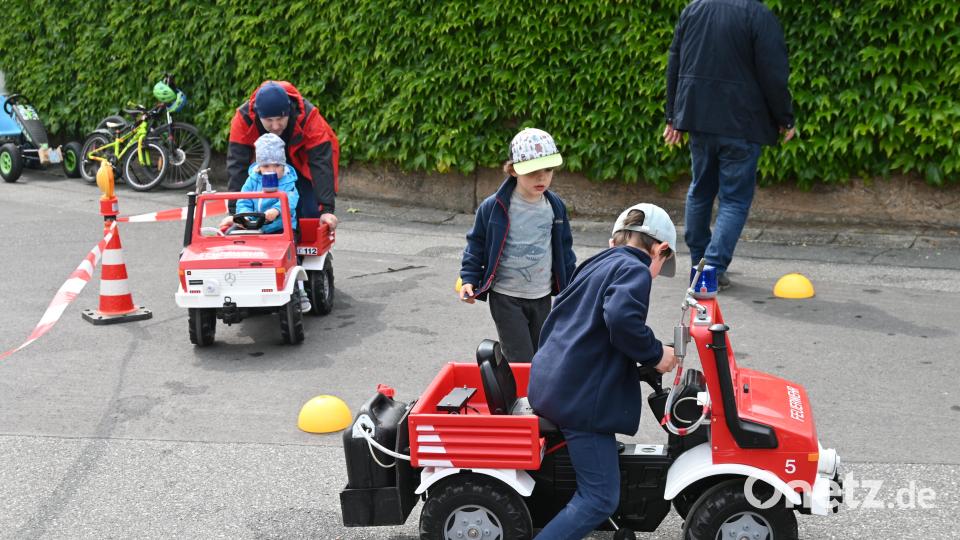 Die Minifeuerwehrautos wurden von den Kindern beim Tag der Feuerwehr in Beschlag genommen. Bild: kki