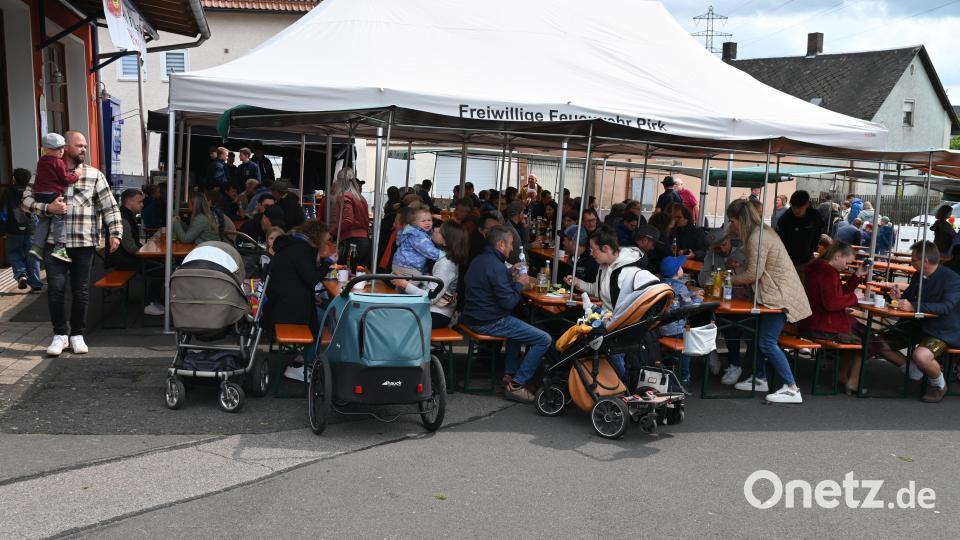 Beliebtes Ausflugsziel am Pfingstsonntag ist das Pirker Feuerwehrfest bei Familien - auch diesmal, obwohl das Wetter nicht gut war. Bild: kki