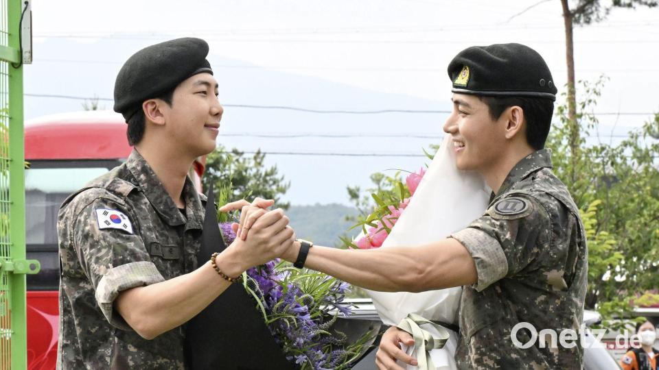 Die Sänger RM (l) und V der südkoreanischen Band BTS sind nach 18 Monaten aus dem Militärdienst entlassen worden. Bild: -/kyodo/dpa