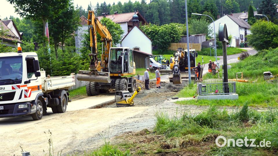 "Was lange währt, wird endlich gut": Die vor drei Jahren begonnenen Bauarbeiten haben die Ortsmitte erreicht, ein Ende ist nun in Sicht. Für die Bürger brachten die Arbeiten reichlich Belastungen mit sich. Bild: bkr