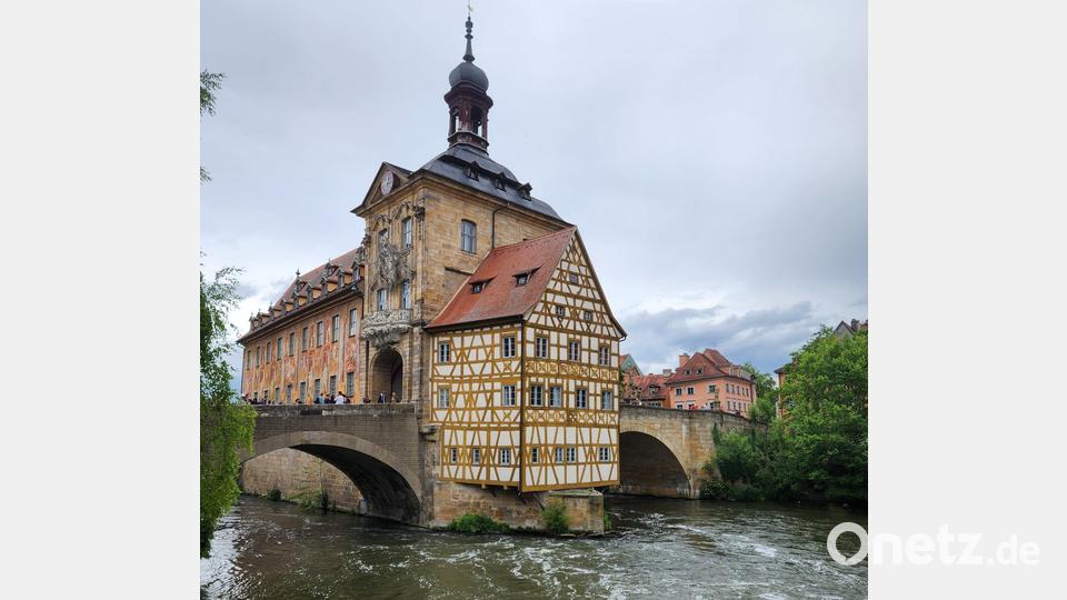 Das Alte Rathaus &quot;schwebt&quot; über der schnellfließenden Regnitz. Bild: Marina Sigritz
