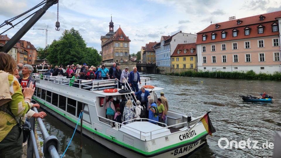 Die &quot;Christl&quot; fährt die Reisenden entlang des historischen Ufers in Bamberg. Bild: Marina Sigritz (marina.sigritz@oberpfalzmedien.de)
