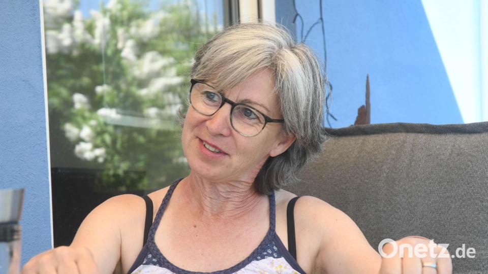 Maria Müller aus Kohlberg hat mit ihrer Patentante eine Radltour auf einem Parallel-E-Bike gemacht und zeigt, wie diese sich auf dem Rad festgehalten hat. Bild: Gabi Schönberger