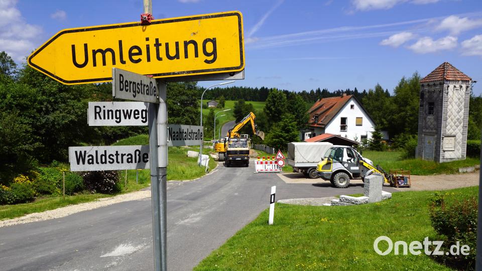 "Was lange währt, wird endlich gut": Die vor drei Jahren begonnenen Bauarbeiten haben die Ortsmitte erreicht, ein Ende ist nun in Sicht. Für die Bürger brachten die Arbeiten reichlich Belastungen mit sich. Bild: bkr