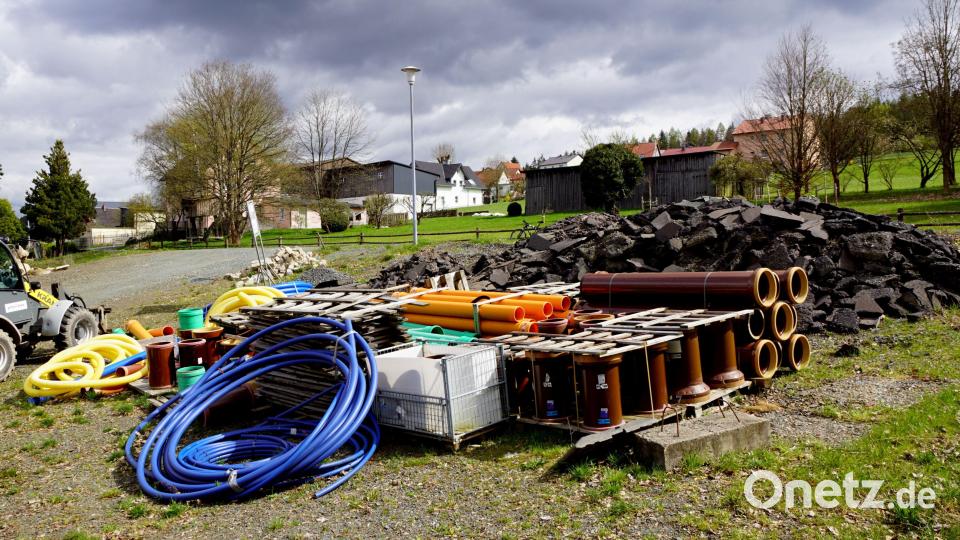 Die Firma, die mit den Kanal- und Wasserleitungsarbeiten in Witzlasreuth beauftragt war, hatte nach ihrer Insolvenz einen Haufen mit Asphaltaufbruch und allerhand Baumaterial hinterlassen. Archivbild: bkr