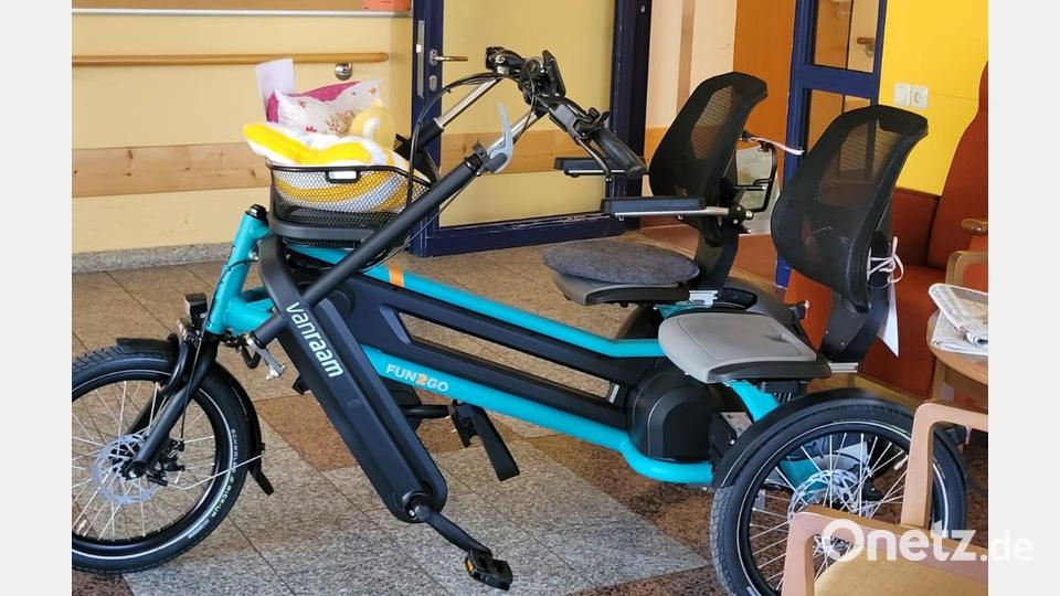 So sieht ein Parallel-E-Bike aus: Wer auf dem linken Sitz sitzt, kann treten und dazu lenken und bremsen, wer rechts sitzt (hier gibt es auch Armlehnen), der kann unterstützend treten, aber nicht lenken oder bremsen. Nach einer kurzen Einführung kann jeder, der ein E-Bike gewohnt ist, dieses Rad bedienen, sagt Maria Müller. Bild: Müller