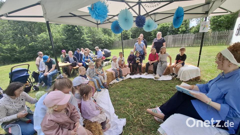 Im Mühlengarten war der Treffpunkt für Kinder, um der Märchenerzählerin zuzuhören. Auch da ging es um das Thema Mühle. Bild: jua