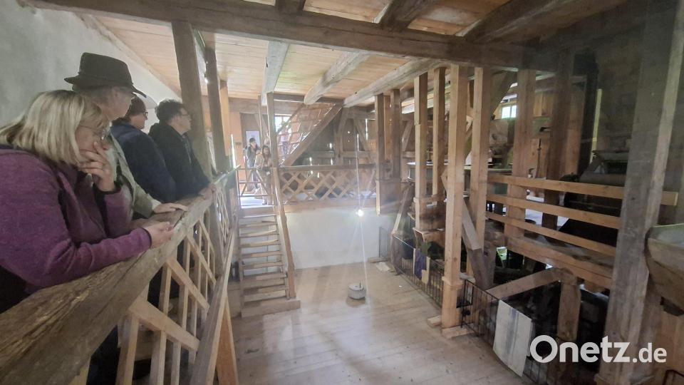 Blick in das Innenleben einer Mühle: Zum Deutschen Mühlentag gab es dort Informationen über die alte Rauberweihermühle, die ihren Platz im Freilandmuseum Oberpfalz in Neusath gefunden hat. Bild: jua