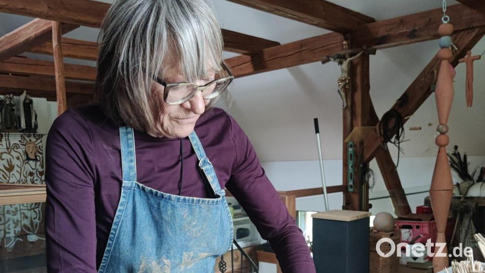 Irene Schleicher verleiht bei ihrer Arbeit alten, ungenutzten Gegenständen wieder neues Leben. Bild: Knopfmuseum Bärnau