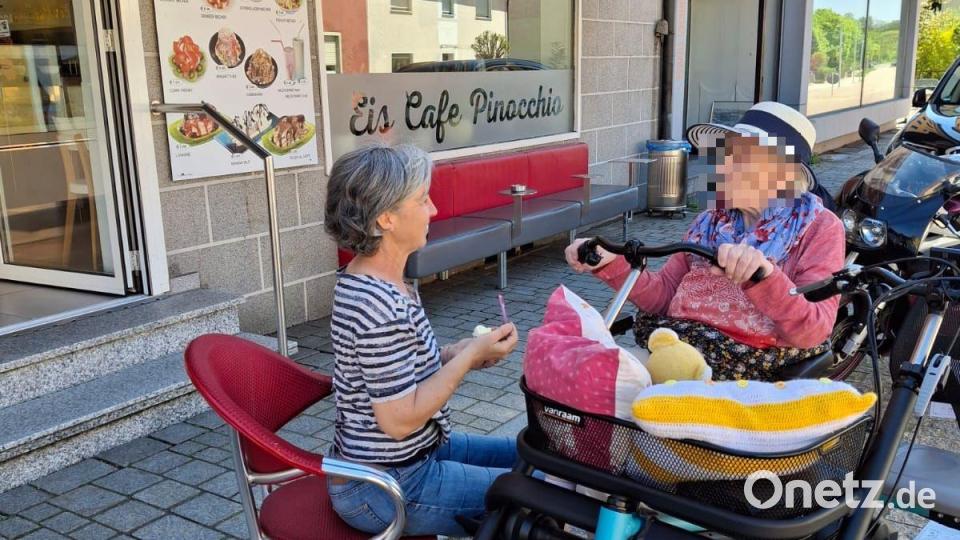 Maria Müller (links) mit ihrer 80-jährigen Patentante (die wir hier zu ihrem Persönlichkeitsschutz nicht zeigen) beim Eis essen auf ihrer Tour mit dem geliehenen Parallel-E-Bike. Bild: Müller
