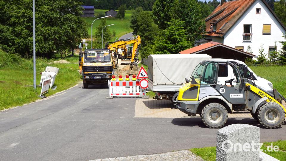 "Was lange währt, wird endlich gut": Die vor drei Jahren begonnenen Bauarbeiten haben die Ortsmitte erreicht, ein Ende ist nun in Sicht. Für die Bürger brachten die Arbeiten reichlich Belastungen mit sich. Bild: bkr