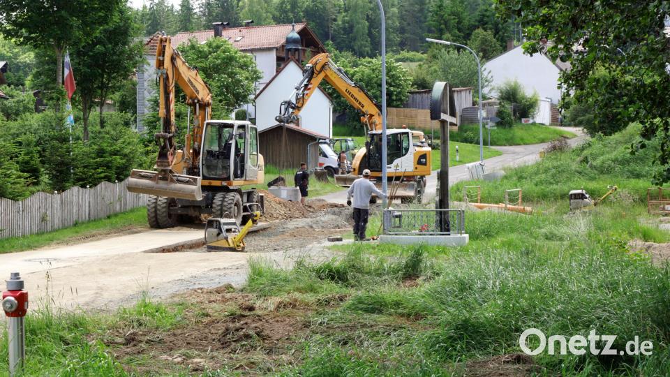 "Was lange währt, wird endlich gut": Die vor drei Jahren begonnenen Bauarbeiten haben die Ortsmitte erreicht, ein Ende ist nun in Sicht. Für die Bürger brachten die Arbeiten reichlich Belastungen mit sich. Bild: bkr