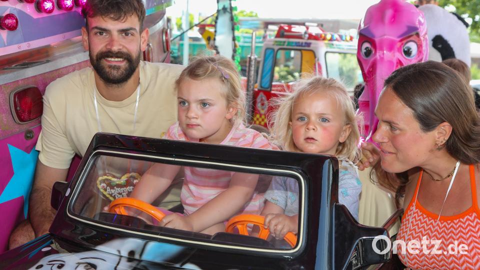 Emma und Fred sind große Fans der Fahrgeschäfte auf der Dult. Bild: Wolfgang Steinbacher
