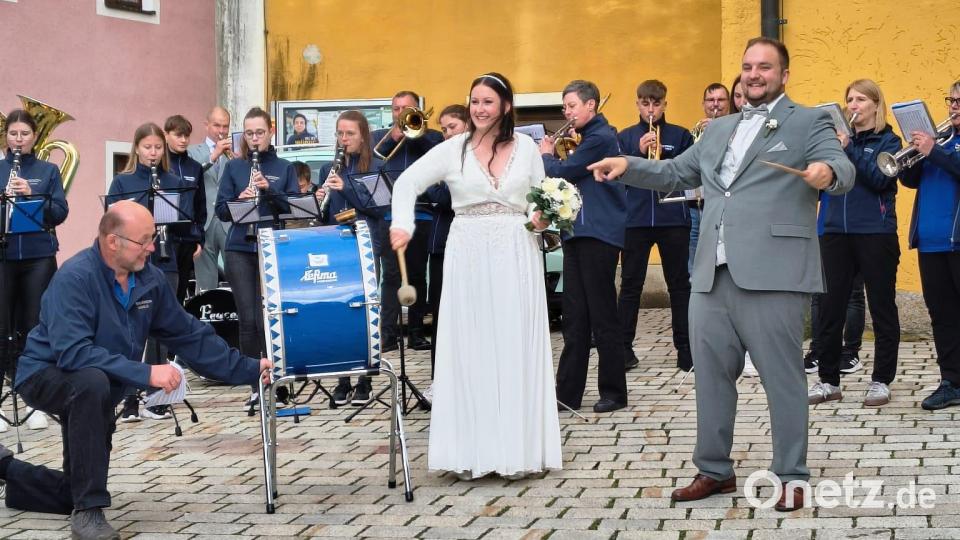 Das Brautpaar übte wer künftig den Takt angibt beim Ständchen des Musikvereins Waidhaus Bild: Simone Dietl
