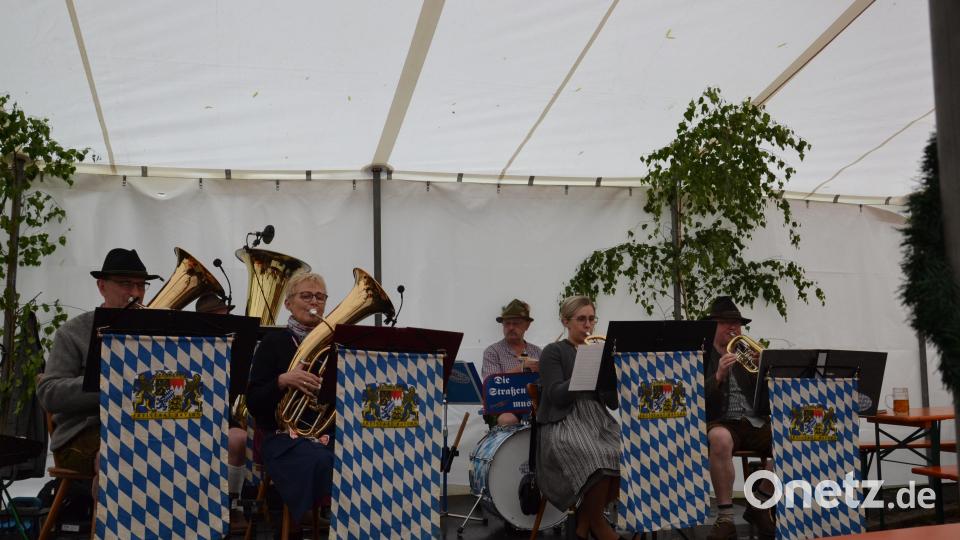 Die Straßenmusikanten unter der Leitung von Hans Maier spielten am Nachmittag zünftig bayrisch-böhmisch auf. Bild: gi