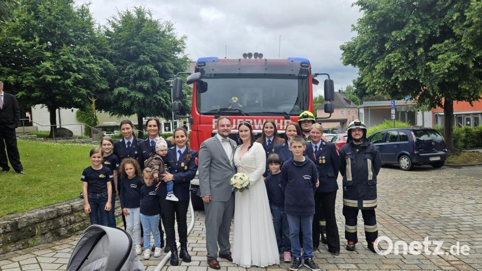 Das frisch vermählte Brautpaar mit den Gratulanten der Freiwilligen Feuerwehr Waidhaus Bild: Mirijam Schuller