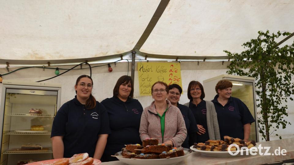 Gutes und leckeres Gebäck und Kuchen boten die Ödpielmannsberger Frauen im Kaffeezelt. Bild: gi
