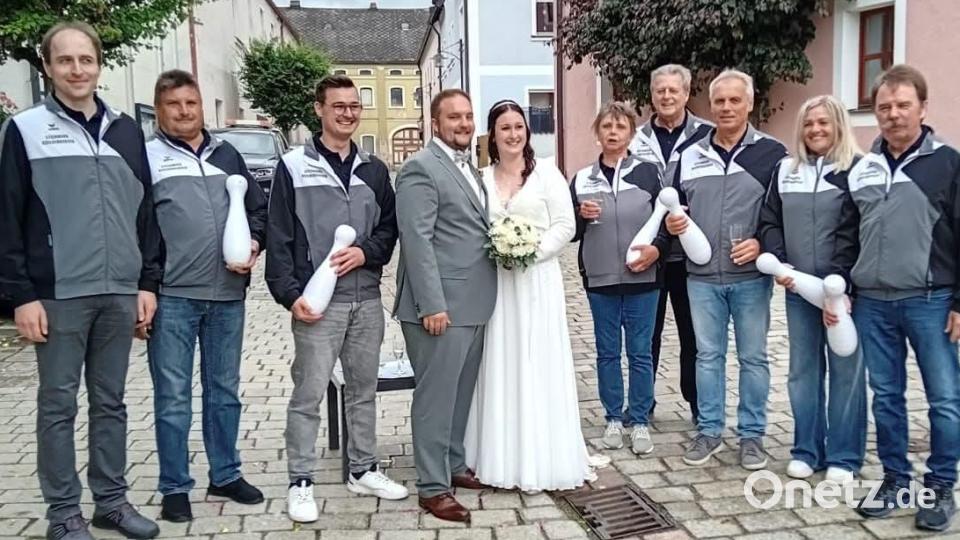 Mit einem &quot;Gut Holz&quot; gratulierten die Kegler Bild: TSV Alle Neun