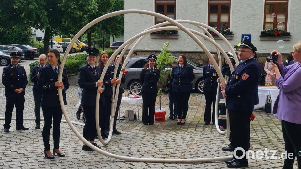 Das Schlauchspalier musste das frisch Vermählte Brautpaar durchschreiten Bild: Mirijam Schuller