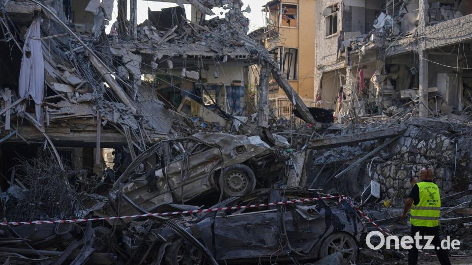 Mehrere Gebäude in Israel sind infolge der iranischen Raketenangriffe stark beschädigt. Bild: Ariel Schalit/AP/dpa