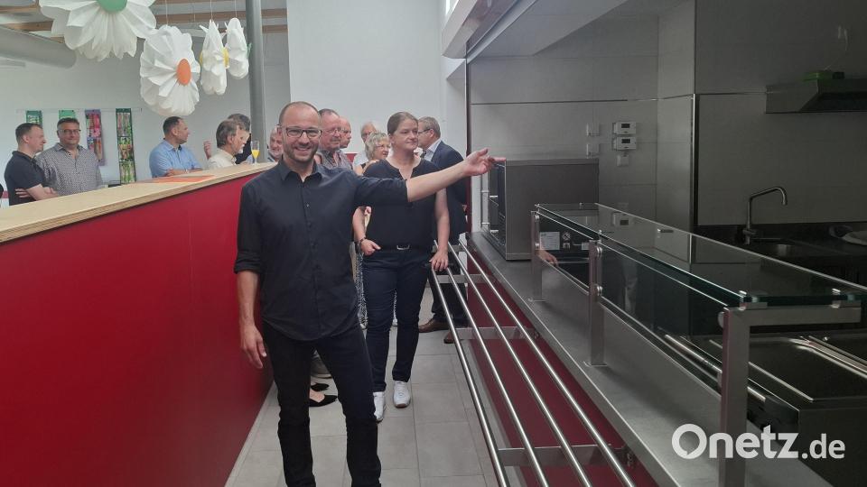 Während des Umbaus der Schule ist auch eine Mensa entstanden. Das Ergebnis präsentiert Architekt Konrad Kraus (vorne) den Gästen, darunter MdB Tina Winklmann (rechts dahinter). Bild: jua