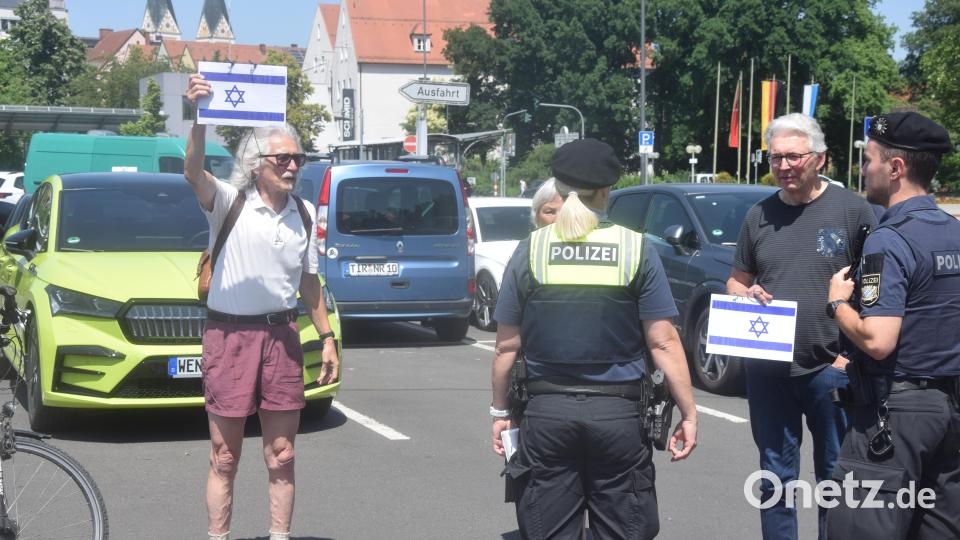 Hundert Meter ab vom Geschehen wurden zwei &quot;Gegendomonstranten&quot; von der Polizei darauf hingewiesen, dass ihre Demo nicht angemeldet sei. Sie packten ihre zwei DIN-A4-Blätter mit der Israel-Fahne wieder ein. Bild: fz