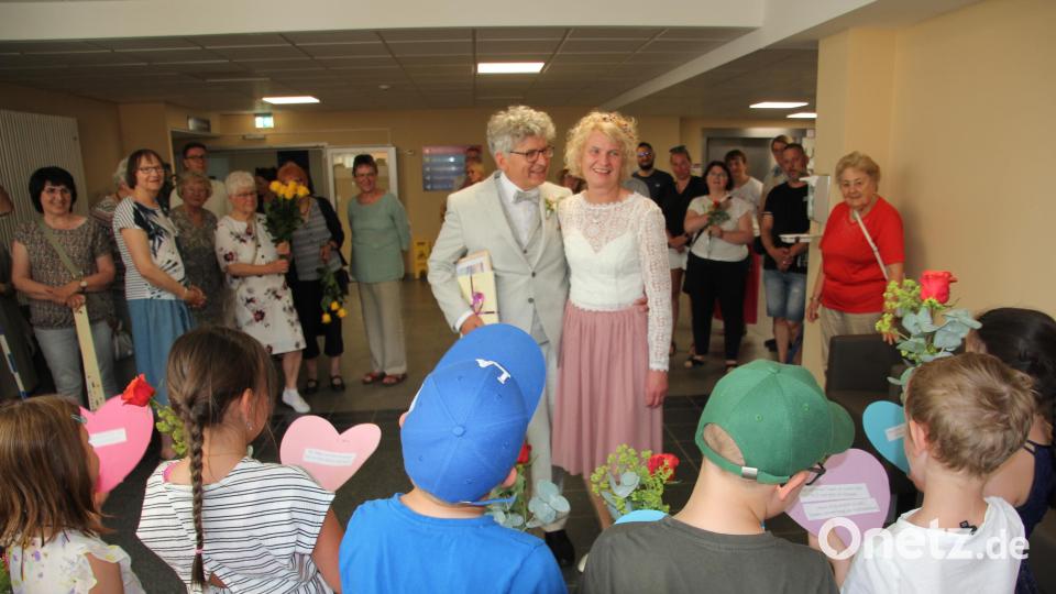 Gebannt lauscht das Brautpaar den Kindern. Bild: kro